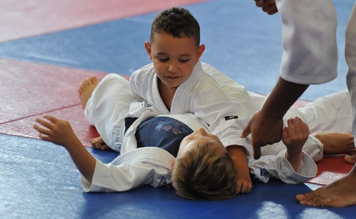 Cours de judo enfants au sol