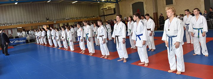 Judokas alignés pendant un cours au dojo de Rioz